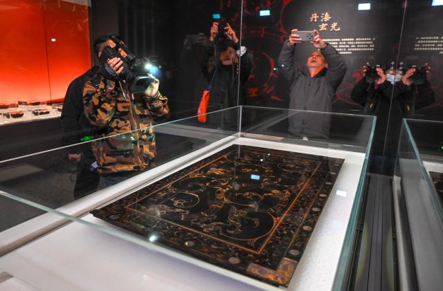 (251226) -- BEIJING, Dec. 26, 2025 (Xinhua) -- This photo taken on Dec. 26, 2025 shows an exhibit at the exhibition "Echoes of King Kaolie -- Archaeological Discoveries from the Wuwangdun Tomb No. 1" in the National Museum of China in Beijing, capital of China. The exhibition kicked off here on Friday, featuring more than 200 pieces of exhibits unearthed from the Wuwangdun Tomb No. 1.
   Built in the Warring States period (475 B.C.-221 B.C.), the Wuwangdun tomb in Huainan City of east China's Anhui Province has been recognized as the largest and highest-grade tomb with the most complex structure from the ancient Chu state that has been so far excavated. (Xinhua/Jin Liangkuai)