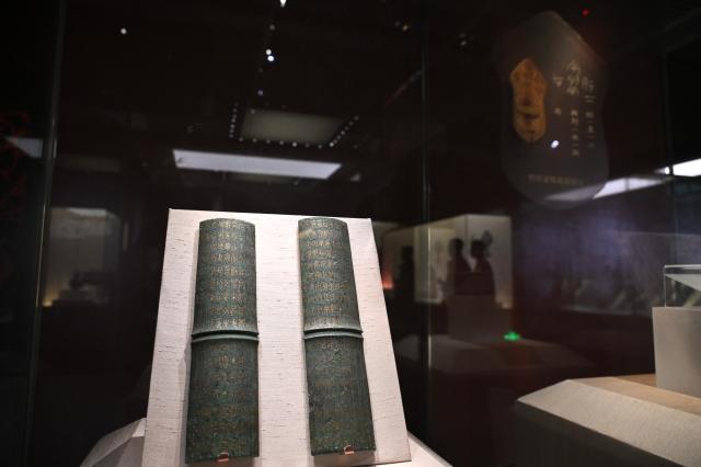 (251226) -- BEIJING, Dec. 26, 2025 (Xinhua) -- This photo taken on Dec. 26, 2025 shows exhibits at the exhibition "Echoes of King Kaolie -- Archaeological Discoveries from the Wuwangdun Tomb No. 1" in the National Museum of China in Beijing, capital of China. The exhibition kicked off here on Friday, featuring more than 200 pieces of exhibits unearthed from the Wuwangdun Tomb No. 1.
   Built in the Warring States period (475 B.C.-221 B.C.), the Wuwangdun tomb in Huainan City of east China's Anhui Province has been recognized as the largest and highest-grade tomb with the most complex structure from the ancient Chu state that has been so far excavated. (Xinhua/Jin Liangkuai)