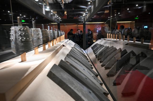 (251226) -- BEIJING, Dec. 26, 2025 (Xinhua) -- This photo taken on Dec. 26, 2025 shows bronze chimes at the exhibition "Echoes of King Kaolie -- Archaeological Discoveries from the Wuwangdun Tomb No. 1" in the National Museum of China in Beijing, capital of China. The exhibition kicked off here on Friday, featuring more than 200 pieces of exhibits unearthed from the Wuwangdun Tomb No. 1.
   Built in the Warring States period (475 B.C.-221 B.C.), the Wuwangdun tomb in Huainan City of east China's Anhui Province has been recognized as the largest and highest-grade tomb with the most complex structure from the ancient Chu state that has been so far excavated. (Xinhua/Jin Liangkuai)