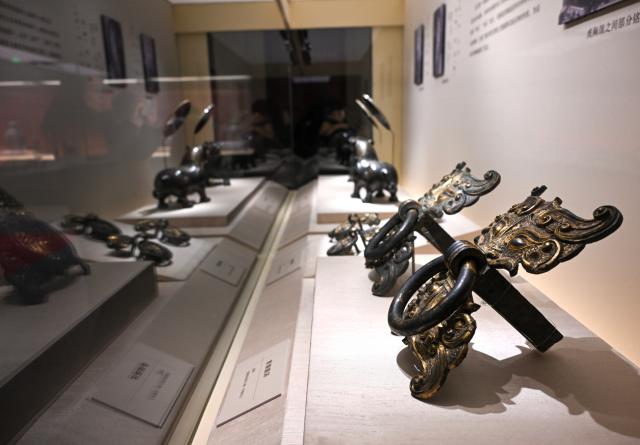 (251226) -- BEIJING, Dec. 26, 2025 (Xinhua) -- This photo taken on Dec. 26, 2025 shows exhibits at the exhibition "Echoes of King Kaolie -- Archaeological Discoveries from the Wuwangdun Tomb No. 1" in the National Museum of China in Beijing, capital of China. The exhibition kicked off here on Friday, featuring more than 200 pieces of exhibits unearthed from the Wuwangdun Tomb No. 1.
   Built in the Warring States period (475 B.C.-221 B.C.), the Wuwangdun tomb in Huainan City of east China's Anhui Province has been recognized as the largest and highest-grade tomb with the most complex structure from the ancient Chu state that has been so far excavated. (Xinhua/Jin Liangkuai)