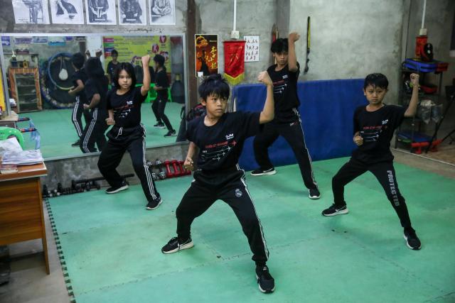 (251226) -- YANGON, Dec. 26, 2025 (Xinhua) -- Students practice Chinese martial arts at Golden Jet Myanmar, a Chinese martial arts center in Yangon, Myanmar, Dec. 26, 2025. TO GO WITH "Feature: Kung Fu builds discipline, confidence among Myanmar's young practitioners" (Xinhua/Myo Kyaw Soe)