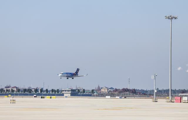 (251226) -- JIAXING, Dec. 26, 2025 (Xinhua) -- A cargo plane prepares to land at Jiaxing Nanhu Airport in Jiaxing, east China's Zhejiang Province, on Dec. 26, 2025. Jiaxing Nanhu Airport, the first specialized air cargo hub in the Yangtze River Delta, was officially put into operation on Friday. The 4E-level airport is capable of handling both passenger and cargo planes with a focus on freight services. (Xinhua/Xu Yu)
