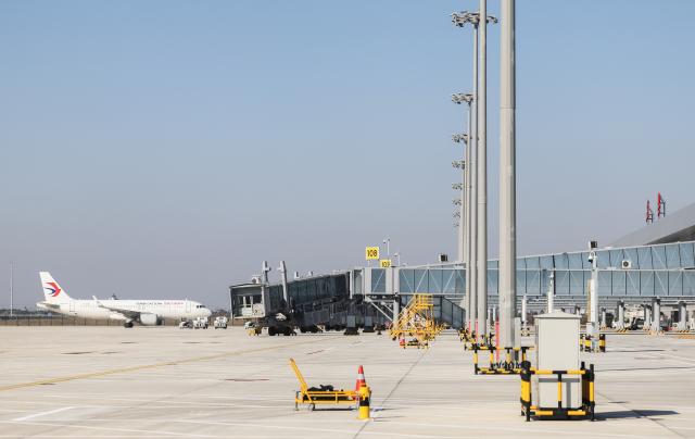 (251226) -- JIAXING, Dec. 26, 2025 (Xinhua) -- A passenger plane arrives at Jiaxing Nanhu Airport in Jiaxing, east China's Zhejiang Province, on Dec. 26, 2025. Jiaxing Nanhu Airport, the first specialized air cargo hub in the Yangtze River Delta, was officially put into operation on Friday. The 4E-level airport is capable of handling both passenger and cargo planes with a focus on freight services. (Xinhua/Xu Yu)
