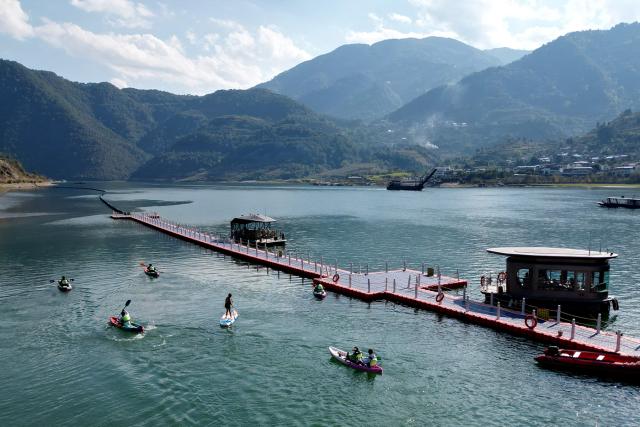 (251226) -- NANJIAN, Dec. 26, 2025 (Xinhua) -- Tourists enjoy kayaking at a water sports base on the Lancang River in Gonglang Town in Nanjian Yi Autonomous County, southwest China's Yunnan Province, Dec. 25, 2025. In recent years, Gonglang Town, boasting an advantageous ecological environment and pleasant climate throughout the year, has actively revitalized the rural economy by developing water sports initiatives and promoting cultural tourism.
   The town has established competitive, training, and experiential settings for a diverse range of open-water sports, and has proactively sought to host sports events and training programs. Additionally, it provides a host of cultural and tourism services, including catering and travel photography. These concerted efforts have created employment opportunities and diversified income sources for local villagers. (Xinhua/Liu Lianfen)