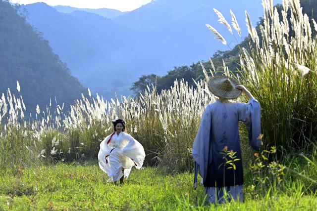 (251226) -- NANJIAN, Dec. 26, 2025 (Xinhua) -- Tourists experience travel photography in Gonglang Town in Nanjian Yi Autonomous County, southwest China's Yunnan Province, Dec. 25, 2025. In recent years, Gonglang Town, boasting an advantageous ecological environment and pleasant climate throughout the year, has actively revitalized the rural economy by developing water sports initiatives and promoting cultural tourism.
   The town has established competitive, training, and experiential settings for a diverse range of open-water sports, and has proactively sought to host sports events and training programs. Additionally, it provides a host of cultural and tourism services, including catering and travel photography. These concerted efforts have created employment opportunities and diversified income sources for local villagers. (Xinhua/Liu Lianfen)