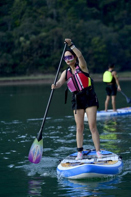 (251226) -- NANJIAN, Dec. 26, 2025 (Xinhua) -- People experience paddle boarding at a water sports base on the Lancang River in Gonglang Town in Nanjian Yi Autonomous County, southwest China's Yunnan Province, Dec. 25, 2025. In recent years, Gonglang Town, boasting an advantageous ecological environment and pleasant climate throughout the year, has actively revitalized the rural economy by developing water sports initiatives and promoting cultural tourism.
   The town has established competitive, training, and experiential settings for a diverse range of open-water sports, and has proactively sought to host sports events and training programs. Additionally, it provides a host of cultural and tourism services, including catering and travel photography. These concerted efforts have created employment opportunities and diversified income sources for local villagers. (Xinhua/Liu Lianfen)