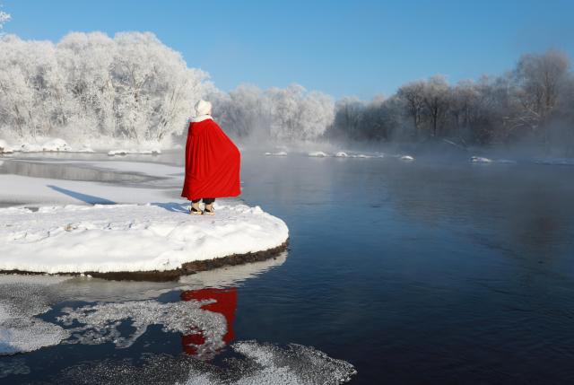(251226) -- XUNKE, Dec. 26, 2025 (Xinhua) -- A tourist takes photos at a rime-themed scenic spot in Xunke County, northeast China's Heilongjiang Province, on Dec. 26, 2025. (Photo by Wang Dong/Xinhua)