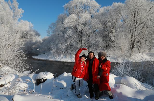 (251226) -- XUNKE, Dec. 26, 2025 (Xinhua) -- Tourists take photos at a rime-themed scenic spot in Xunke County, northeast China's Heilongjiang Province, on Dec. 26, 2025. (Photo by Wang Dong/Xinhua)