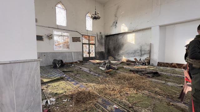 (251226) -- HOMS, Dec. 26, 2025 (Xinhua) -- This photo taken on Dec. 26, 2025 shows a view inside a mosque after an explosion in the Wadi al-Dhahab neighborhood of Homs, central Syria. At least eight people were killed and 21 others wounded after an explosion struck a mosque in the Wadi al-Dhahab neighborhood of the central Syrian city of Homs during Friday prayers, Syrian health authorities said. (Str/Xinhua)