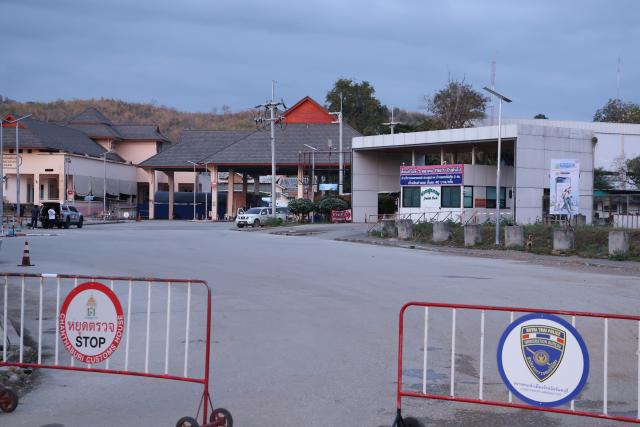 (251226) -- CHANTHABURI, Dec. 26, 2025 (Xinhua) -- This photo shows the border crossing in Chanthaburi province, Thailand, Dec. 26, 2025. Thai Prime Minister Anutin Charnvirakul confirmed Friday that the National Security Council has authorized Defense Minister Natthapon Nakpanich to attend the General Border Committee (GBC) meeting on Saturday.
   Speaking after chairing the council meeting, Anutin expressed hope that a joint statement could be signed to reaffirm the mutual commitment to non-aggression and stability. (Xinhua/Sun Weitong)