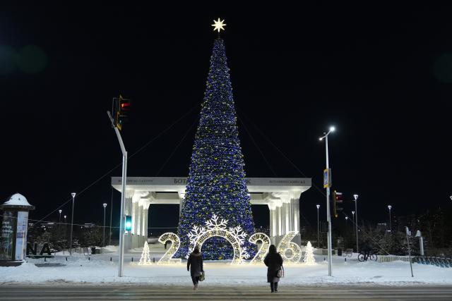 (251226) -- ASTANA, Dec. 26, 2025 (Xinhua) -- New Year signs and decorations are seen along a street in Astana, Kazakhstan, Dec. 26, 2025. Astana has been adorned in festive decorations recently as the New Year approaches. (Photo by Kalizhan Ospanov/Xinhua)