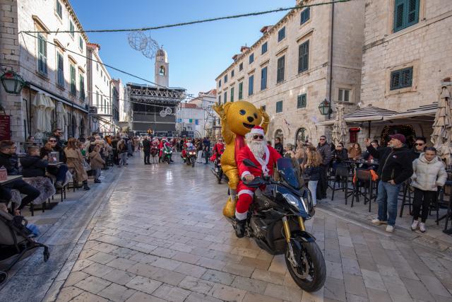 (251226) -- DUBROVNIK, Dec. 26, 2025 (Xinhua) -- Bikers dressed as Santa Claus drive motorcycles during a parade in Dubrovnik, Croatia on Dec. 26, 2025. (Grgo Jelavic/PIXSELL via Xinhua)