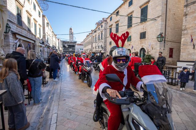 (251226) -- DUBROVNIK, Dec. 26, 2025 (Xinhua) -- Bikers dressed as Santa Claus drive motorcycles during a parade in Dubrovnik, Croatia on Dec. 26, 2025. (Grgo Jelavic/PIXSELL via Xinhua)