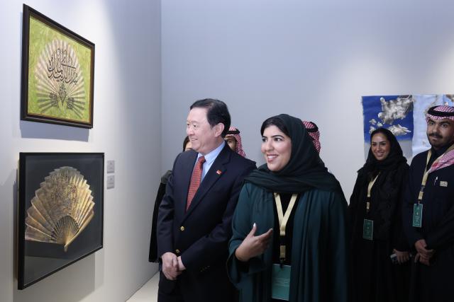 (251226) -- RIYADH, Dec. 26, 2025 (Xinhua) -- Saudi Deputy Minister of Culture Mai AlRasheed (R, front) and Chinese Ambassador to Saudi Arabia Chang Hua (L, front) visit Saudi-Chinese cultural festival in Riyadh, Saudi Arabia, Dec. 25, 2025. A Saudi-Chinese cultural festival opened this week in Riyadh, capping a year-long initiative aimed at strengthening ties between the two countries through art, technology, and heritage. (Xinhua/Wang Haizhou)