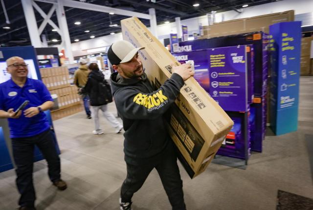 (251226) -- VANCOUVER, Dec. 26, 2025 (Xinhua) -- A customer carries a TV during Boxing Day sales in Vancouver, British Columbia, Canada, Dec. 26, 2025. (Photo by Liang Sen/Xinhua)