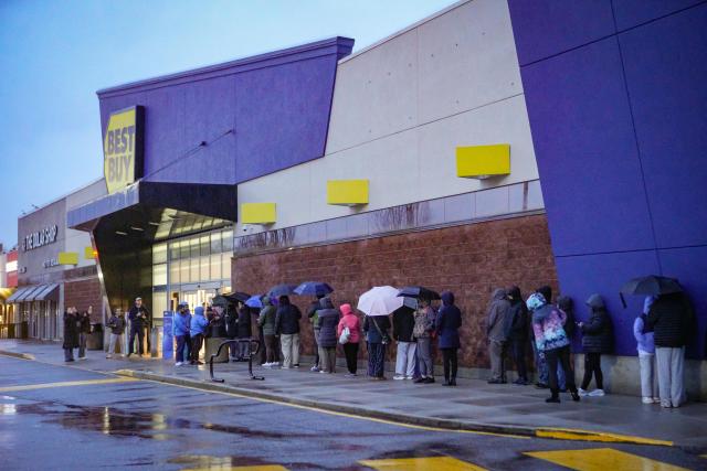(251226) -- VANCOUVER, Dec. 26, 2025 (Xinhua) -- Customers line up outside an electronics store during Boxing Day sales in Vancouver, British Columbia, Canada, Dec. 26, 2025. (Photo by Liang Sen/Xinhua)