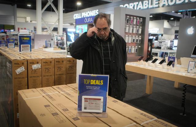 (251226) -- VANCOUVER, Dec. 26, 2025 (Xinhua) -- A customer browses for deals at an electronics store during Boxing Day sales in Vancouver, British Columbia, Canada, Dec. 26, 2025. (Photo by Liang Sen/Xinhua)