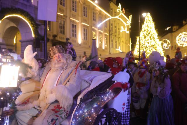 (251226) -- LJUBLJANA, Dec. 26, 2025 (Xinhua) -- A man dressed as Grandpa Frost greets visitors from his carriage during a procession in the old town of Ljubljana, Slovenia, Dec. 26, 2025. (Photo by Zeljko Stevanic/Xinhua)