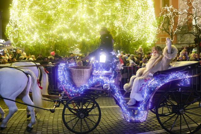 (251226) -- LJUBLJANA, Dec. 26, 2025 (Xinhua) -- A man dressed as Grandpa Frost greets visitors from his carriage during a procession in the old town of Ljubljana, Slovenia, Dec. 26, 2025. (Photo by Zeljko Stevanic/Xinhua)