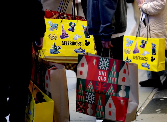 (251226) -- LONDON, Dec. 26, 2025 (Xinhua) -- Shoppers' bags are seen on Oxford Street during Boxing Day sales in London, Britain, on Dec. 26, 2025. (Xinhua/Li Ying)