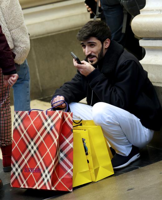 (251226) -- LONDON, Dec. 26, 2025 (Xinhua) -- A shopper is seen with his bags on Oxford Street during Boxing Day sales in London, Britain, on Dec. 26, 2025. (Xinhua/Li Ying)