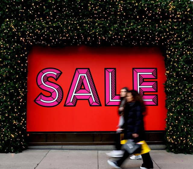 (251226) -- LONDON, Dec. 26, 2025 (Xinhua) -- People walk past a sale sign on Oxford Street during Boxing Day sales in London, Britain, on Dec. 26, 2025. (Xinhua/Li Ying)
