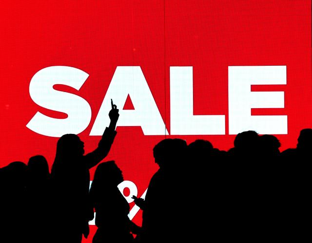 (251226) -- LONDON, Dec. 26, 2025 (Xinhua) -- People walk past a sale sign on Oxford Street during Boxing Day sales in London, Britain, on Dec. 26, 2025. (Xinhua/Li Ying)