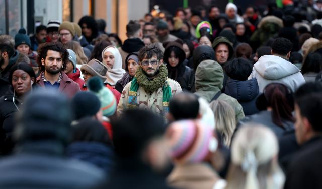 (251226) -- LONDON, Dec. 26, 2025 (Xinhua) -- Shoppers walk on Oxford Street during Boxing Day sales in London, Britain, on Dec. 26, 2025. (Xinhua/Li Ying)