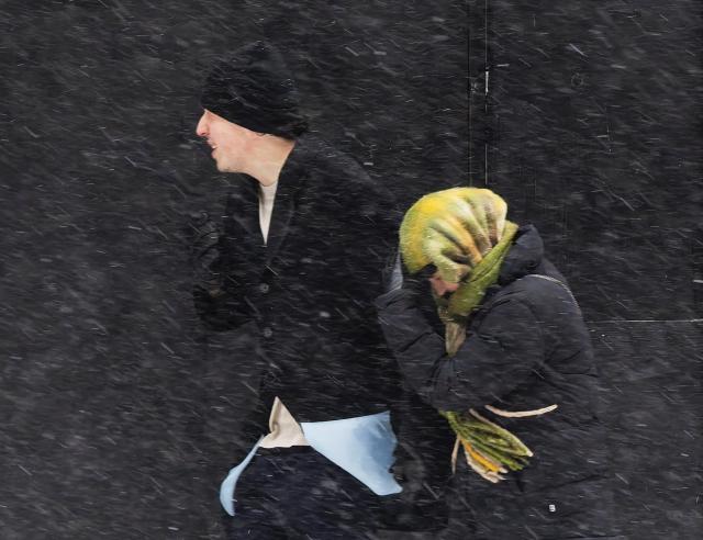 (251227) -- TORONTO, Dec. 27, 2025 (Xinhua) -- People walk on a street during a snowy day in Toronto, Canada, on Dec. 26, 2025. (Photo by Zou Zheng/Xinhua)