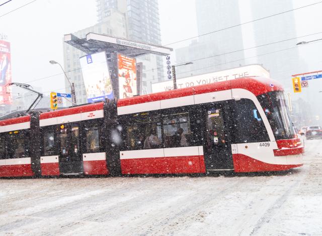 (251227) -- TORONTO, Dec. 27, 2025 (Xinhua) -- A streetcar runs during a snowy day in Toronto, Canada, on Dec. 26, 2025. (Photo by Zou Zheng/Xinhua)