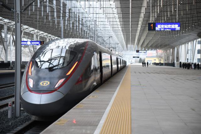 (251227) -- BEIJING, Dec. 27, 2025 (Xinhua) -- A "Fuxing" bullet train is pictured at Yan'an Station of the new Xi'an-Yan'an high-speed railway in northwest China's Shaanxi Province, on Dec. 26, 2025. China, home to the world's largest high-speed rail network, has expanded its total operational mileage beyond 50,000 kilometers with the launch of a new high-speed line.
     A "Fuxing" bullet train departed Friday morning from Yan'an, a sacred revolutionary heartland in Shaanxi, for the provincial capital Xi'an, inaugurating the new route. (Xinhua/Zhang Bowen)