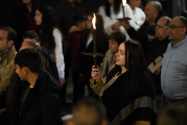 (251227) -- BEIJING, Dec. 27, 2025 (Xinhua) -- Palestinians participate in a march in the city of Bethlehem, south of the West Bank, to express solidarity with the victims in Gaza and call for an end to the war, on Dec. 25, 2025. (Photo by Mamoun Wazwaz/Xinhua)