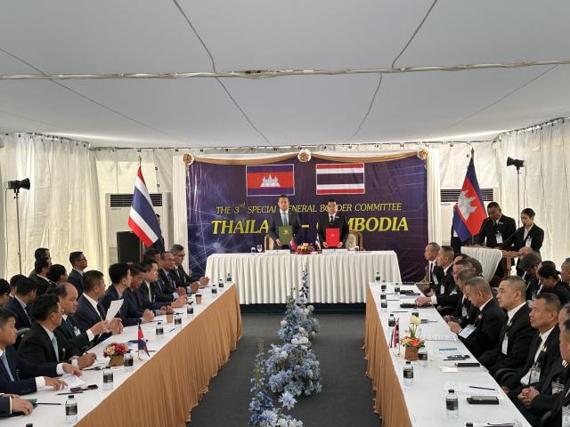 (251227) -- CHANTHABURI, Dec. 27, 2025 (Xinhua) -- Thai Defense Minister Natthapon Nakpanich (R) and Cambodian Deputy Prime Minister and Defense Minister Tea Seiha sign an agreement on ceasefire at a border checkpoint in Chanthaburi Province, Thailand, Dec. 27, 2025. Thailand and Cambodia signed an agreement on ceasefire on Saturday. (Xinhua/Wan Houde)