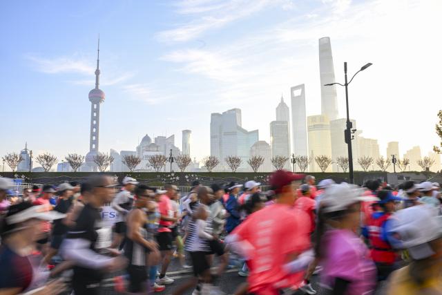 (251227) -- BEIJING, Dec. 27, 2025 (Xinhua) -- Here is Xinhua News Agency's selection of the 10 most significant pieces of Chinese sports news in 2025: In late October, the Chinese Athletics Association issued guidelines to further regulate marathon events nationwide. The guidelines require that mass participants account for no less than 90 percent of total entries and call on organizers to better assess participants' demand, funding capacity and urban infrastructure when planning the event's scale.
This file photo taken on Nov. 30, 2025 shows participants running during the 2025 Shanghai Marathon in Shanghai, east China. (Xinhua/Chen Haoming)