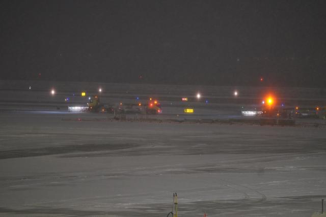 (251227) -- NEW YORK, Dec. 27, 2025 (Xinhua) -- Snowplows clear snow at LaGuardia Airport in New York, the United States, on Dec. 26, 2025. A snowstorm hitting New York on Friday, which has caused flight delays and cancellations. (Xinhua/Zhang Fengguo)