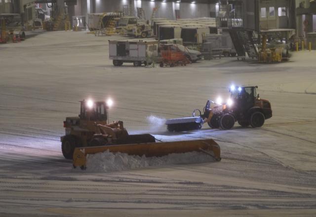 (251227) -- NEW YORK, Dec. 27, 2025 (Xinhua) -- Snowplows clear snow at LaGuardia Airport in New York, the United States, on Dec. 26, 2025. A snowstorm hitting New York on Friday, which has caused flight delays and cancellations. (Xinhua/Zhang Fengguo)