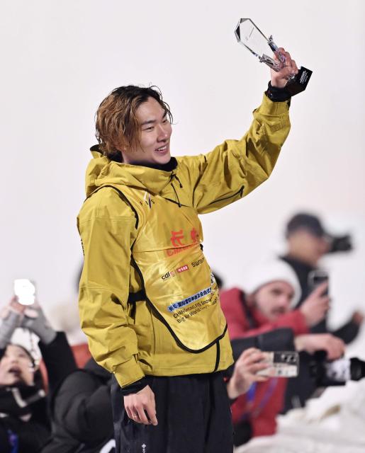 (251227) -- BEIJING, Dec. 27, 2025 (Xinhua) -- As the sporting calendar draws to a close, Xinhua News Agency has selected the top 10 Chinese athletes for 2025.
   6. Su Yiming (male, snowboarding)
   After recovering from injuries, Su returned in strong form during the Olympic season. He claimed back-to-back victories at the FIS Snowboard and Freestyle Ski Big Air World Cup, which earned him the overall Big Air World Cup title for the 2025-26 season.
   This file photo taken on Dec. 6, 2025 shows Su Yiming of China reacting after the awarding ceremony for the men's big air at the FIS Snowboard World Cup in Beijing, China. (Xinhua/Tao Xiyi)