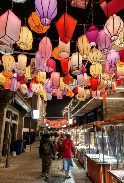 (251227) -- BEIJING, Dec. 27, 2025 (Xinhua) -- Lanterns are seen hung above the Qianmen pedestrian street in Beijing, capital of China, Dec. 26, 2025. As the New Year approaches, the Qianmen pedestrian street, a landmark commercial street in Beijing, is decorated with various festoons. (Xinhua/Li Xin)