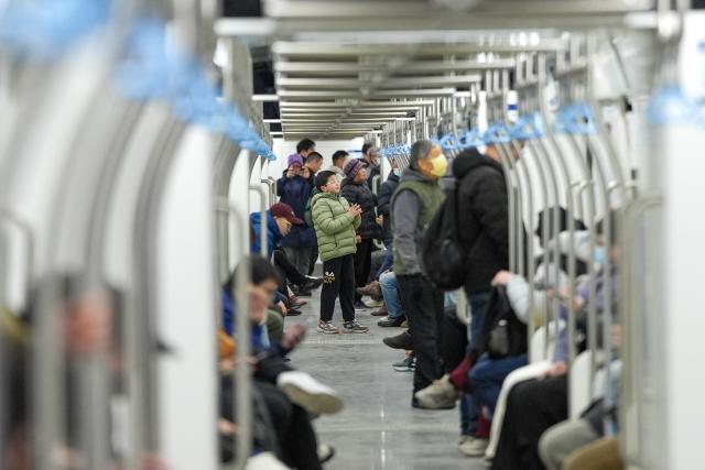 (251227) -- BEIJING, Dec. 27, 2025 (Xinhua) -- Passengers are seen on a train of Beijing Subway Line 18 in Beijing, capital of China, Dec. 27, 2025. Three new subway lines opened on Saturday in Beijing, adding the city's total urban rail transit length to 909 kilometers. (Xinhua/Ju Huanzong)