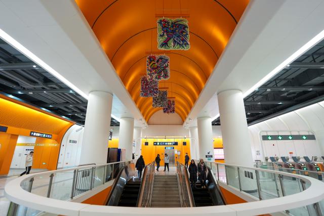 (251227) -- BEIJING, Dec. 27, 2025 (Xinhua) -- Passengers are seen at Dongdaqiao Station of the middle section of Beijing Subway Line 17 in Beijing, capital of China, Dec. 27, 2025. Three new subway lines opened on Saturday in Beijing, adding the city's total urban rail transit length to 909 kilometers. (Xinhua/Ju Huanzong)
