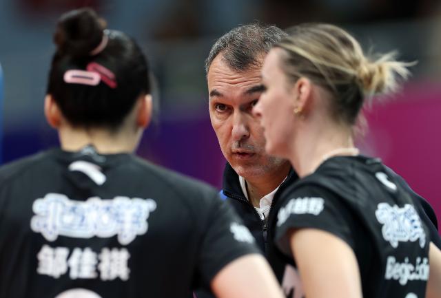 (251227) -- BEIJING, Dec. 27, 2025 (Xinhua) -- Beijing's head coach Dejan Vulicevic (C) gives instructions during the 5th round match between Beijing and Jiangsu at China Women's Volleyball League 2025-2026 in Beijing, China, Dec. 27, 2025. (Xinhua/Wang Lili)