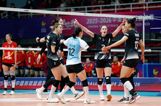 (251227) -- BEIJING, Dec. 27, 2025 (Xinhua) -- Beijing's Jelena Vulin (3rd R) celebrates scoring with teammates during the 5th round match between Beijing and Jiangsu at China Women's Volleyball League 2025-2026 in Beijing, China, Dec. 27, 2025. (Xinhua/Wang Lili)