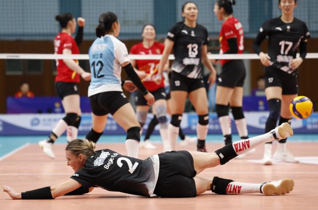 (251227) -- BEIJING, Dec. 27, 2025 (Xinhua) -- Beijing's Edina Begic (front) fails to save the ball during the 5th round match between Beijing and Jiangsu at China Women's Volleyball League 2025-2026 in Beijing, China, Dec. 27, 2025. (Xinhua/Wang Lili)