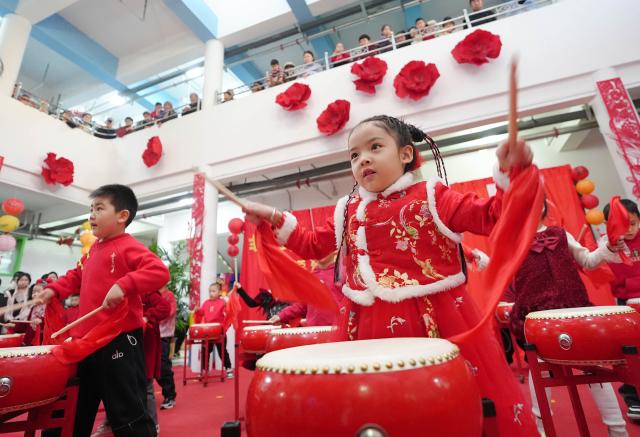 (251227) -- YINCHUAN, Dec. 27, 2025 (Xinhua) -- Children perform a drum dance at a kindergarten in Yinchuan, northwest China's Ningxia Hui Autonomous Region, Dec. 27, 2025. As the New Year approaches, a kindergarten in Yinchuan City held an activity and invited inheritors of intangible cultural heritage to promote lion dance, paper-cutting making and sugar painting. (Xinhua/Wang Peng)