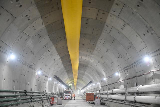 (251227) -- NANJING, Dec. 27, 2025 (Xinhua) -- This photo taken on Dec. 27, 2025 shows the construction site of Nanjing Metro Line 4 Phase II, in Nanjing, east China's Jiangsu Province. A 3,062.6-meter-long double-track tunnel of Nanjing Metro Line 4 Phase II completed tunneling on Saturday. It is the deepest cross-river metro tunnel in the Yangtze River Delta region. 
  The Nanjing Metro Line 4 Phase II, with a total length of about 10 km, has six stations. (Xinhua/Ji Chunpeng)