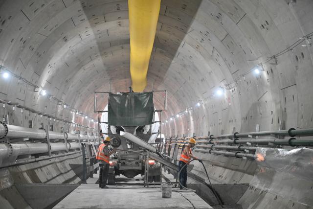 (251227) -- NANJING, Dec. 27, 2025 (Xinhua) -- Constructors work in a tunnel of Nanjing Metro Line 4 Phase II, in Nanjing, east China's Jiangsu Province, Dec. 27, 2025. A 3,062.6-meter-long double-track tunnel of Nanjing Metro Line 4 Phase II completed tunneling on Saturday. It is the deepest cross-river metro tunnel in the Yangtze River Delta region. 
  The Nanjing Metro Line 4 Phase II, with a total length of about 10 km, has six stations. (Xinhua/Ji Chunpeng)