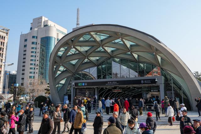 (251227) -- JINAN, Dec. 27, 2025 (Xinhua) -- Citizens wait for the operation of Jinan Subway Line 4 at Quancheng Park Station in Jinan, east China's Shandong Province, Dec. 27, 2025. China's first subway line passing through a karst spring area began operation on Saturday in Jinan, marking an engineering breakthrough that balances urban transit demands with the protection of natural water resources.
   Jinan Subway Line 8 and the east section of Jinan Subway Line 6 started operation on the same day, increasing the city's total rail transit mileage to 248 kilometers. (Xinhua/Zhu Zheng)