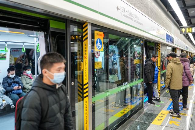(251227) -- JINAN, Dec. 27, 2025 (Xinhua) -- Citizens board and get off a train of Jinan Subway Line 4, in Jinan, east China's Shandong Province, Dec. 27, 2025. China's first subway line passing through a karst spring area began operation on Saturday in Jinan, marking an engineering breakthrough that balances urban transit demands with the protection of natural water resources.
   Jinan Subway Line 8 and the east section of Jinan Subway Line 6 started operation on the same day, increasing the city's total rail transit mileage to 248 kilometers. (Xinhua/Zhu Zheng)