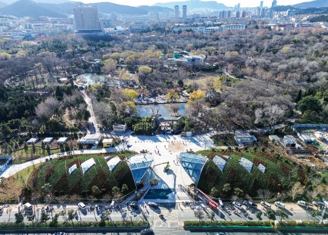 (251227) -- JINAN, Dec. 27, 2025 (Xinhua) -- This aerial drone photo taken on Dec. 25, 2025 shows the Quancheng Park Station of Jinan Subway Line 4, in Jinan, east China's Shandong Province. China's first subway line passing through a karst spring area began operation on Saturday in Jinan, marking an engineering breakthrough that balances urban transit demands with the protection of natural water resources.
   Jinan Subway Line 8 and the east section of Jinan Subway Line 6 started operation on the same day, increasing the city's total rail transit mileage to 248 kilometers. (Xinhua/Zhu Zheng)