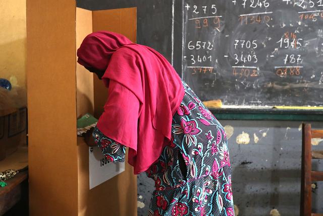 (251227) -- ABIDJAN, Dec. 27, 2025 (Xinhua) -- A voter fills out a ballot at a polling station in Abidjan, Cote d'Ivoire, Dec. 27, 2025. Polling stations opened on Saturday morning across Cote d'Ivoire for legislative elections to renew the 255 seats of the National Assembly, Xinhua reporters observed on site in Abidjan, the country's economic capital.
TO GO WITH "Polling opens for legislative elections in Cote d'Ivoire " (Photo by Yvan Sonh/Xinhua)